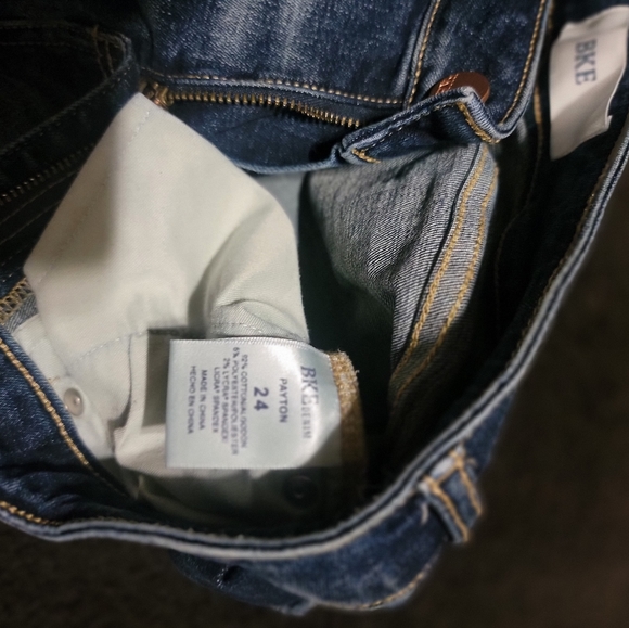 Buckle jean shorts size 24 - Picture 4 of 4